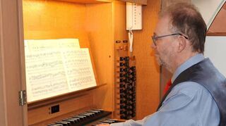 Detailliert durchdacht spielte Carsten Klomp Werke von Louis Vierne, Johann Sebastian Bach, Petr Eben und eigene Kompositionen.
