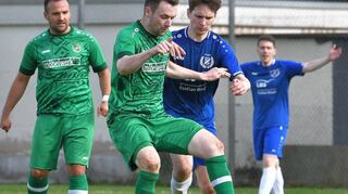 Der 1. FC Umpfertal (in Grün, am Ball Spielertrainer Dennis Herrmann) kam beim VfR Gerlachsheim zu einem 1:1.
