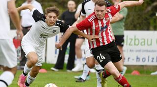 Kämpferisch her ging es im Landesliga-Spiel zwischen Grünsfeld (in Rot) und Großrinderfeld. Der FC gewann am Ende mit 4:2.