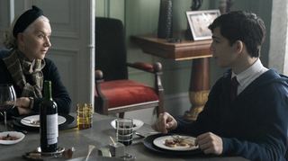 Helen Mirren als Großmutter und Bryce Gheisar als Julian in dem neuen Film „White Bird“ (Filmstart: 11. April).