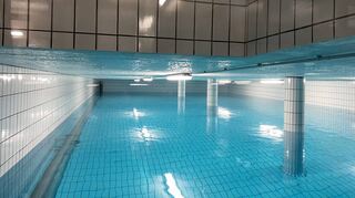 Was aussieht wie ein Schwimmbad, ist die Frischwasserkammer im Hochbehälter „Wurmberg“. Dort wird das aufbereitete Wasser gespeichert, bevor es in die Haushalte transportiert wird.