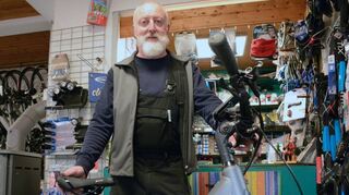 In seiner Werkstatt hat Jürgen Baumann in diesen Wochen allerhand zu tun. Er könnte rund um die Uhr Fahrräder warten, freut sich der Zweiradmechaniker.