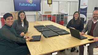 Fabi-Geschäftsführerin Angela Meglio-Fritzmann (links) übergab Dr. Gunther Wobser und den Mitarbeiterinnen von Futurelabs zwölf Laptops für den Einsatz in der Werkstatt.