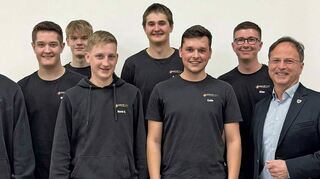 Einen Generationswechsel gab es beim Jugendclub Assamstadt: Der neue Vorstand mit Bürgermeister Joachim Döffinger (rechts).