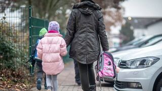 Zu Fuß zur Schule statt mit dem Auto: Die Wimpina-Grundschule will mit der Teilnahme an der Aktion „SpoSpiTo“ unter anderem erreichen, dass die Anzahl der „Elterntaxis“ geringer wird.