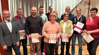 Neben Ehrungen für 15- und 20-jährige Mitgliedschaft wurden eine ganze Reihe von Mitgliedern des TSV Niederstetten für 40 Jahre Treue zum Verein geehrt. Eine besondere Ehre wurde Caroline Schröder (Zweite von rechts) zuteil: Sie erhielt von Reinhold Balbach (links) die seltene Auszeichnung „Multi Talent“.