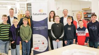 Mafi Transport-Systeme ist neuer Sponsor der Futurelabs gGmbH. Mit Business Development Manager Julian Großkinsky machte sich Roland Hartwig vor Ort ein Bild, wie das Werkstatt-Angebot in Lauda angenommen wird.
