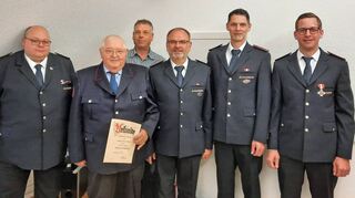 Ehrungen bei der Freiwilligen Feuerwehr Sachsenhausen: Das Bild zeigt (von links) Stadtbrandmeister Thorsten Schmidt, Kurt Schreiner, Achim Hergenhahn, Udo Beck, Kommandant Dirk Gärtner und Sebastian Beck.