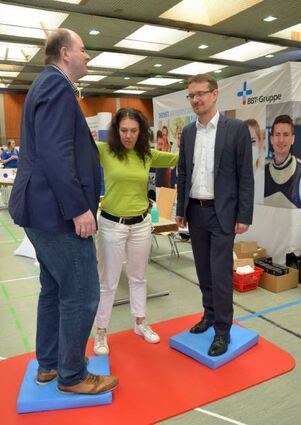Michael Wünsch (l.) und Dr. Björn-Christian Kleih auf einem Balance-Pad.