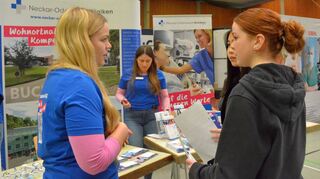 Die Schüler suchten interessiert das Gespräch mit den Ausstellern. Das Bild zeigt zwei Schülerinnen am Stand der Neckar-Odenwald-Kliniken.