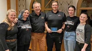 Der Vorstand zusammen mit dem Man of the Year Steffen Deppisch: (von links) Hanna Schmitt (Jugendleiterin), Lisa Pamperrien (stellvertretende Vorstandsvorsitzende), Klaus Volkert (Vorstandsvorsitzender), Steffen Deppisch (Man of the Year 2024), Anastasia Deppisch (Schriftführerin) und Hanna Ikas-De Pascali (Kassiererin).