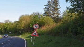 Auf Tempo 70 ist seit kurzem die Geschwindigkeit auf der L 2251 kurz vor Creglingen reduziert. Dort biegt von rechts ein Feldweg auf die Romantische Straße ein, der momentan als Umleitungsstrecke für den Taubertalradweg genutzt werden soll. Stadträtin Rosi Kuhn forderte in der jüngsten Sitzung des Creglinger Gemeinderates aus Sicherheitsgründen eine stärkere Reduzierung der Geschwindigkeit.