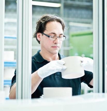 Blick in die Produktion von Kyocera in Mannheim.