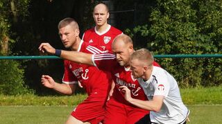 Wollen die Kickers DHK Wertheim (hier in Weiß) ihre Ausgangsposition im Abstiegskampf verbessern, müssen sie im Nachbarschaftsduell beim TSV Kreuzwertheim (in Rot) unbedingt punkten.
