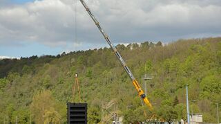 Bevor das neue Schleusentor eingebaut werden kann, müssen noch vorbereitende Arbeiten stattfinden. Dafür hebt ein Autokran das riesige Stahlteil an.