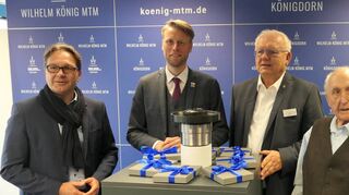 Über den 100 000. Königdorn der Firma Wilhelm König MTM freuen sich Jürgen Strahlheim, Oberbürgermeister Markus Herrera Torrez und von der Unternehmerfamilie Horst König, Manfred König und Maximilian König.