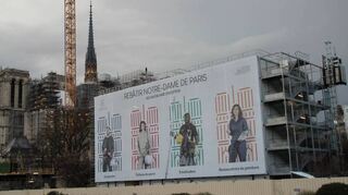 Der 840 Millionen Euro teure Wiederaufbau von Notre-Dame geht voran. Der Nachbau des 2019 abgebrannten, 96 Meter hohen Spitzturms steht bereits.