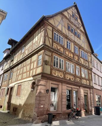 Vorher – nachher: Das markante Haus in der unteren Fußgängerzone wird durch Sanierung, Umbau und Modernisierung wieder ein richtiges Schmuckstück im Stadtbild.