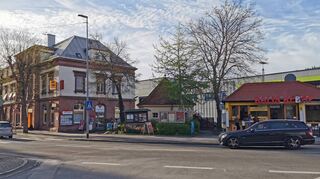 Zwischen Post und Balis Kebap am Bahnübergang versteckt sich das Toilettenhäuschen.