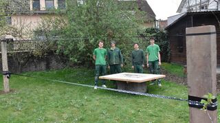 Die Auszubildenden der Firma Uihlein Gartengestaltung haben in Eigenregie im Widlife Garten in Königheim eine Slackline installiert sowie drei Sitzgelegenheiten gefertigt und aufgestellt.