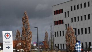 Das Rote Kreuz verschwindet bald vor dem Eingang zur Klinik.