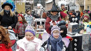 <p>Die Grundschüler kommen beim Umzug aus dem Fantasialand.</p>