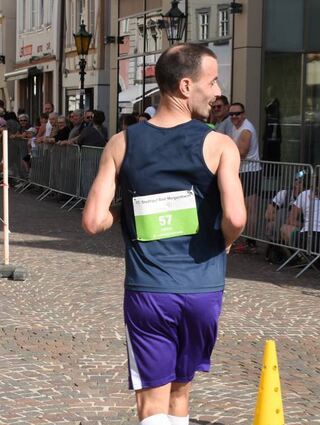 Rückwärts-Halbmarathonläufer Ulrich Schmalz („retrorun and help“) spendet für Menschen in Not: Platz 50.