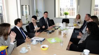 Erfahrungen mit der Digitalisierung der Landgerichte im Main-Tauber-Kreis und die Grundbuchämterreform standen im Fokus einer Gesprächsrunde von Landesjustizministerin Marion Gentges und Landtagsvizepräsident Professor Dr. Wolfgang Reinhart mit Vertreterinnen und Vertretern der drei Amtsgerichte Bad Mergentheim, Tauberbischofsheim und Wertheim sowie der Präsidentin des Landgerichts Mosbach, Jutta Kretz.