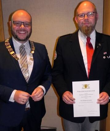 Michael Wöhl wurde von Bürgermeister Meikel Dörr die Landesehrennadel verliehen.