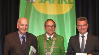 Die drei bisherigen Bürgermeister der neuen Stadt Buchen mit dem Heimatbuch, Band 2: Josef Frank, Roland Burger und Dr. Achim Brötel (von links).