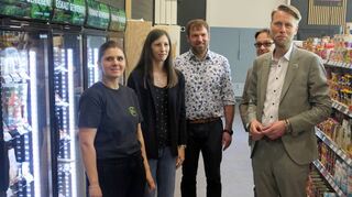 Freuen sich über die Eröffnung des Ladens (von links): Betreiberin Melissa Mayer, Alina Fröhlich, Ortsvorsteher Sebastian Sturm, Jürgen Strahlheim und OB Markus Herrera Torrez.