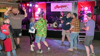 Auf dem Wertheimer Marktplatz tanzten die Leute zur Musik von „Rockfeld“.