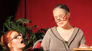 Die verliebte Luise (Victoria Weber) hat vergessen, die Mülltonnen auf die Straße zu stellen. Mutter Müller (Mirjam Kramer) tröstet.