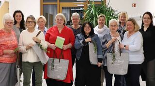 Die Geehrten mit den Offiziellen (von links) Doris Kranz, Tini Löser, Ingrid Karaus-Fischer, Gerda Wilhelm, Susanne Doll, Heidrun Blank, Susanne Schwab, Sabine Moll, Hanne Haug, Kirsten Haug, Silvia Breuninger und Tabea Rabe.
