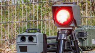 An einem Geschwindigkeits-Messsystem leuchtet der Blitz rot auf. Beim Blitzermarathon wird laut Polizei vor allem auch dort kontrolliert, wo die Gefahr für Unfälle durch zu schnelles Fahren am größten ist oder häufig zu schnell gefahren wird.