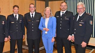 Kuno Zwerger (rechts) und Jens Meyer-Sack (Dritter von links) sind die neuen stellvertretenden Kommandanten der Tauberbischofsheimer Gesamtwehr. Mit auf dem Bild von links: Stadtkommandant Stefan Lindtner, wiedergewähltes Ausschussmitglied Helmut Hofer, Bürgermeisterin Anette Schmidt, ausgeschiedener stellvertretender Kommandant Dominik Götzinger (linkes Bild). Stadtkommandant Stefan Lindtner, der stellvertretende Vorsitzende des Kreisfeuerwehrverbandes Jochen Herrschlein (von links), Bürgermeisterin Anette Schmidt und Kreisbrandmeister Andreas Geyer (rechts) konnten nur wenige Urkunden und Anstecknadeln persönlich übergeben.