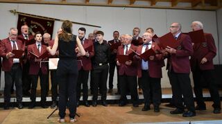 Mit dem „Schifferlied“ von Friedrich Silcher und dem Chorsatz „Durch die schweren Zeiten“ von Rock-Legende Odo Lindenberg begeisterten die Sänger des MGV Schwabhausen unter der Leitung von Chorleiterin Dorothea Greiner beim Gruppensingen der Sängergruppe II in der Festhalle Schweigern.