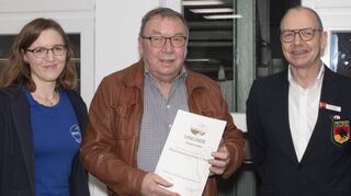 Ehrungen bei der DLRG Urphar: Das Bild zeigt (von links) Vorsitzende Kerstin Mattern mit Jubilar Siegfried Albert und Oliver Güßgen, Stellvertretender Vorsitzender des DLRG-Bezirks Frankenland.