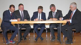 Die Bürgermeister Wolfram Bernhardt, Ralf Killian, Jürgen Galm, Ralph Matousek und Thomas Ludwig unterzeichneten am Sonntag die Absichtserklärung zur Intensivierung der interkommunalen Zusammenarbeit.