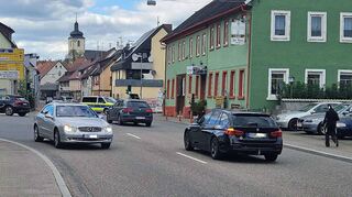Die Einmündung der B 292 in die B 290 in Königshofen mutiert vor allem werktags immer wieder zum Nadelöhr, das den Lärmpegel innerörtlich deutlich erhöht. Eine Komplett-Ampelanlage stünde zwar nicht in direkter Verbindung zur Lärmaktionsplanung, hätte aber darauf sicher positive Auswirkungen. Bei der letzten Verkehrsschau war eine solche Einrichtung in Aussicht gestellt worden – sie soll 2024/25 kommen.