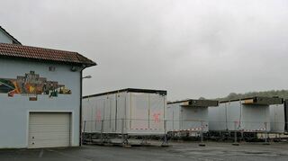 Die auf dem Festplatz gelagerten Stellwände sind stumme Zeugen des Baufortschritts.