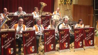 Die Musik- und Feuerwehrkapelle Dittwar beim Frühlingskonzert in der Laurentiushalle.