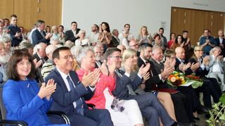 Frühlingsempfang mit nachdenklichen und heiteren Elementen: Unser Bild zeigt (erste Reihe von links) MdL Wolfgang Reinhart mit Gattin, Bad Mergentheims OB-Stellvertreterin Manuela Zahn, Landrat Christoph Schauder, MdB Nina Warken, Bürgermeister Nick Schuppert und die Empfänger der Bürgermedaille Günther Breitenbacher, Christa Behr stellvertretend für ihren verstorbenen Mann Hartwig sowie Rolf Mailänder.