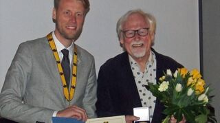Würdigung: Mit der Stadtmedaille in Gold wurde Dr. Jörg Paczkowski (rechts) von Wertheims Oberbürgermeister Markus Herrera Torrez ausgezeichnet.
