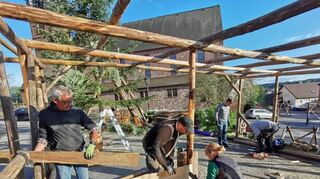 Die Aufbauarbeiten auf dem Burgvorplatz laufen auf Hochtouren. Auch dabei wird Authentizität groß geschrieben. Während auf dem Schlossplatz gesägt und gehämmert wird, laufen nur ein paar Meter weiter auf dem „Platz der Bämsleyn“ die Dreharbeiten für einen kleinen Videobeitrag.