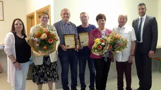 Die Geehrten und neuen Ehrenmitglieder des Vereins, zusammen mit Bürgermeister Nick Schuppert (rechts) und der Kreisvorsitzenden Petra Heiß (links).