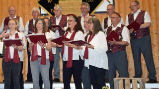 Der gastgebende Gesangverein „Harmonie“ beim Auftritt anlässlich des Liederabends im Dorfgemeinschaftshaus.