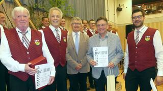 Die Geehrten Herbert Kuhnhäuser (links) und Dr. Urban Lanig (Zweiter von rechts) mit Vorstandsmitglied Stefan Rögner, musikalischem Leiter Peter Ruppert (Mitte) und Vorsitzendem Elias Lehr (rechts).