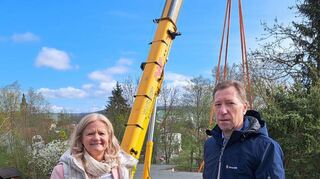 Bürgermeisterin Anette Schmidt und Regionalmanager Bernhard Ries von der Netze BW an der Baustelle.