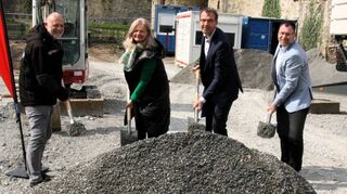 Mit einem symbolischen Spatenstich zelebrierten den offiziellen Baustart für ein Wohnbauprojekt im Tauberbischofsheimer Altstadtkern (von links) Roland Lauber (Geschäftsführer und Projektleiter der Sommer & Lauber Wohn- und Industriebau GmbH), Bürgermeisterin Anette Schmidt, Peter Vogel (Vorstandsvorsitzender der Sparkasse Tauberfranken) sowie Siegfried Scheidel (Gruppenleiter Facility Management der Sparkasse Tauberfranken).